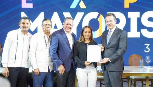 Gobierno entrega 23 millones de pesos a 56 beneficiados en San Francisco de Macorís